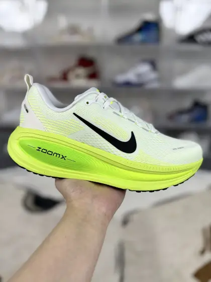 ▪️W2纯原 Nike VOMERO 18 舒适百搭防滑耐磨 低帮跑步鞋 男女同款 白绿色 V18 ▪️Nike Vomero 18跑步鞋是一款集科技与舒适于一体的优秀跑鞋.采用了Nike最新的双层缓震技术,结合全掌ZoomX泡绵和后跟以及前掌的ReactX泡绵,实现了双层双密度缓震系统.这种设计既提供了柔软舒适的脚感,又能确保长时间跑步中的稳定性和支撑力.鞋底的堆叠高度提升至46毫米,较前作增加了6毫米,刷新了Vomero系列的历史最高堆叠高度,这一设计大幅度提升了跑步时的缓震效果.Vomero 18采用多层工程网布鞋面,配合鞋头和鞋舌的透气孔设计,提供了良好的透气性,确保跑步过程中脚部保持干爽.鞋底采用耐用的橡胶材料,提供了坚实的抓地力,可驾驭多种地形和天气条件.Vomero 18的鞋跟上扬设计和流线型鞋身不仅提升了美观度,还是跑者在跑步时每一步都能享受到最大缓震效果的关键部位.Nike Vomero 18跑步鞋以其卓越的双层缓震技术、舒适贴合的设计、稳定的支撑性能以及时尚的外观和多彩配色,成为了一款备受期待的优秀跑鞋. ▪️ (36 36.5 37.5 38 38.5 39 40 40.5 41 42 42.5 43 44 44.5 45) ▪️货号:HM6804-102/HM6803-100